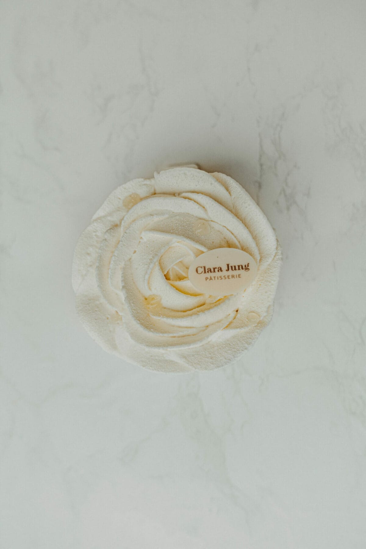 Pâtisserie individuelle sans gluten en forme de fleur aux citrons vert, jaune et bergamote