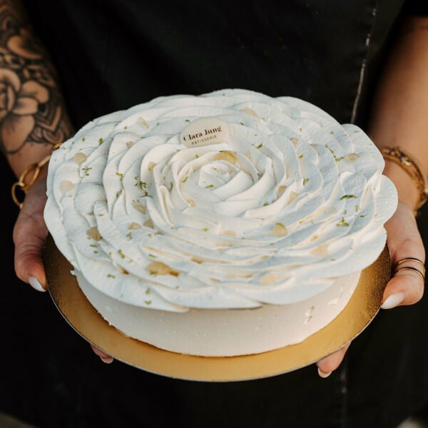 Patisserie à partager sans gluten en forme de fleur aux citrons vert jaune et bergamote