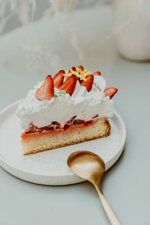 Part de naked cake fraise basilic