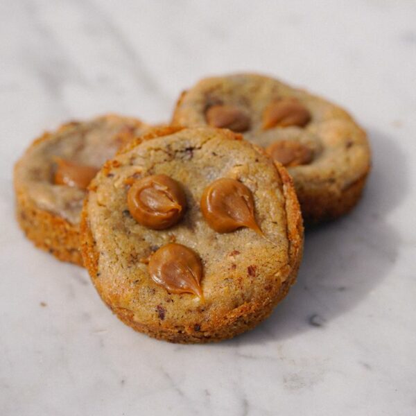 Cookie caramel, noisettes et 3 chocolats