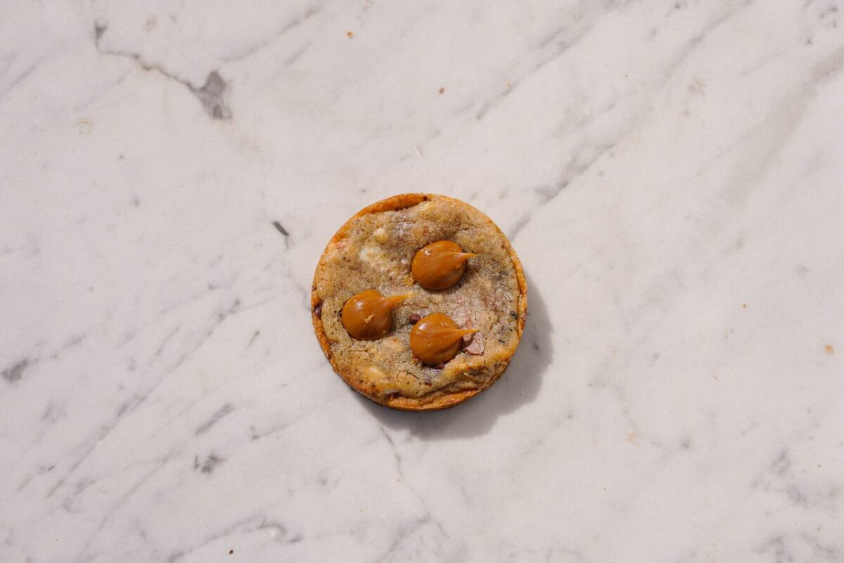 Cookie caramel, noisettes et 3 chocolats – Image 3